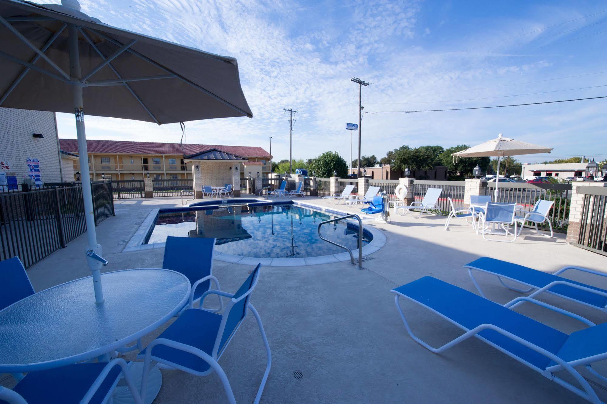 Arya Inn & Suites Farmers Branch Exterior photo